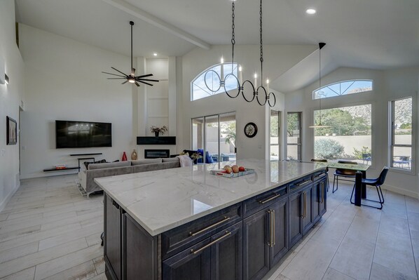 Luxurious Remodel with High ceilings 