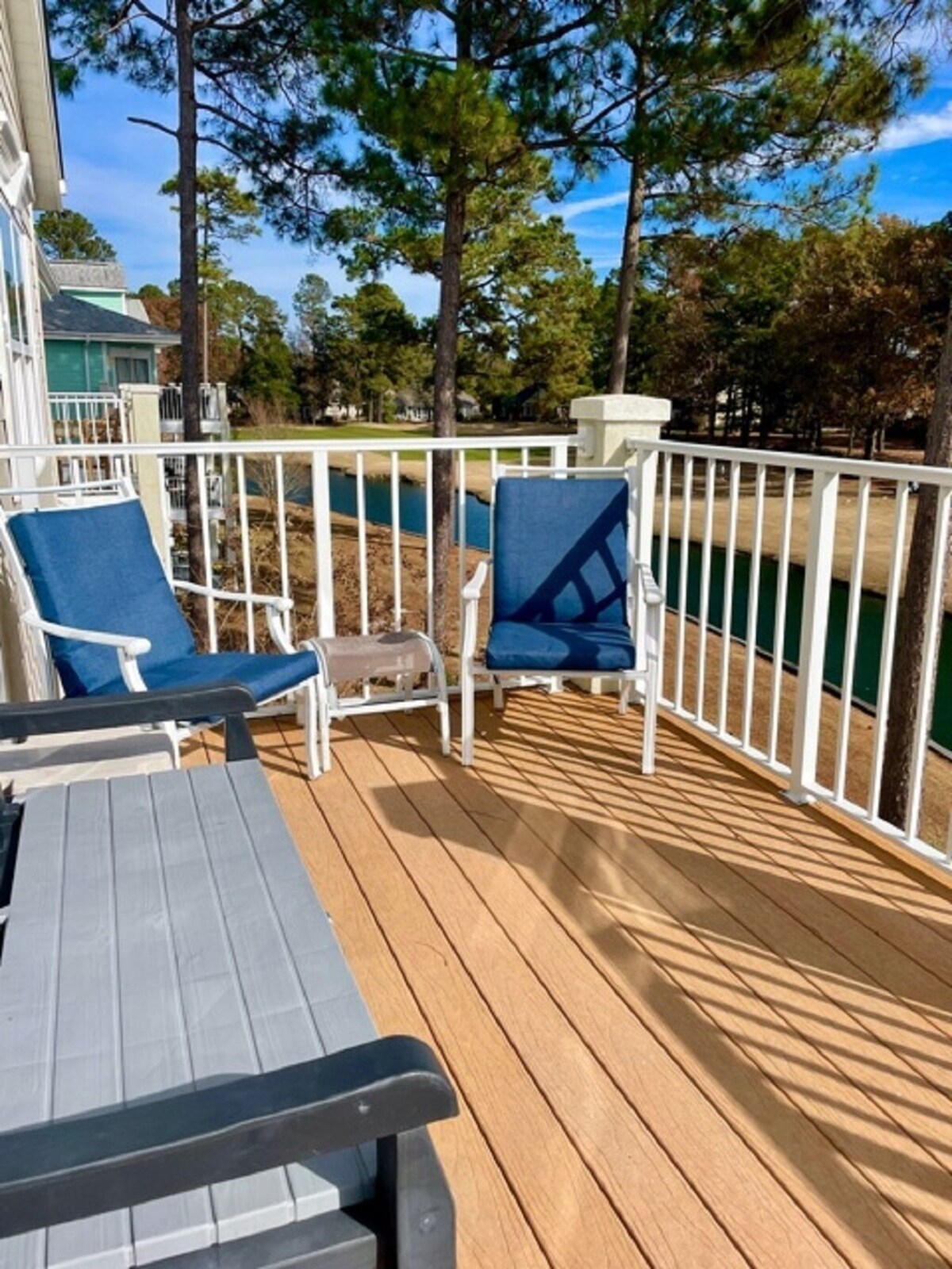 Gorgeous remodeled condo in gated golf course resort community close to beach