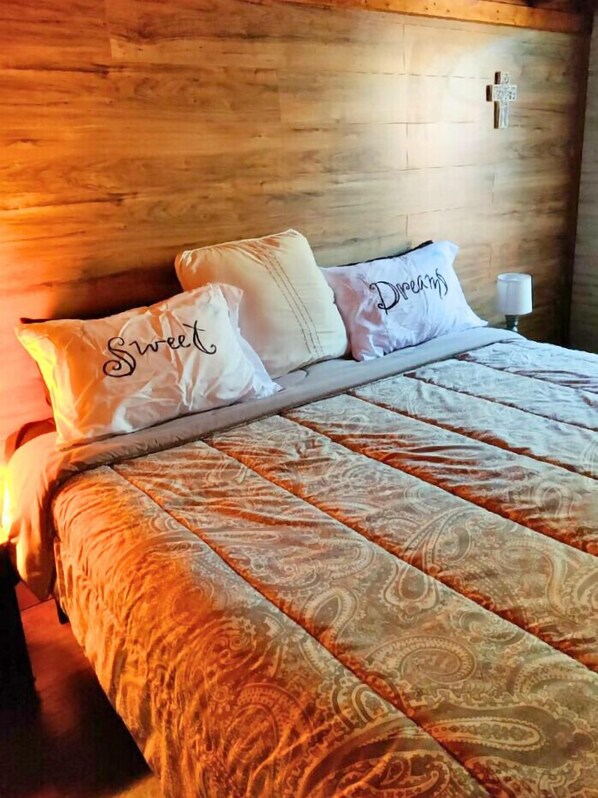 Bedroom 1 – King Bed