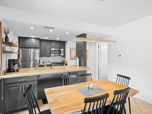 Full Kitchen / Dining Area for 6