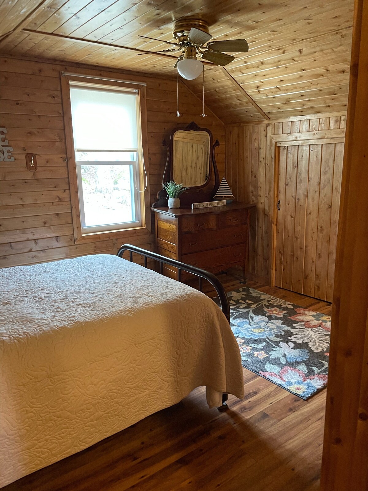 Brewer Lake 3 bed / 1.5 bath Waterfront Cottage