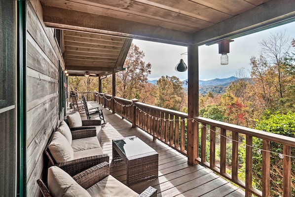 Hiawassee Vacation Rental | 3BR | 3BA | 3 Stairs to Access | 2,400 Sq Ft