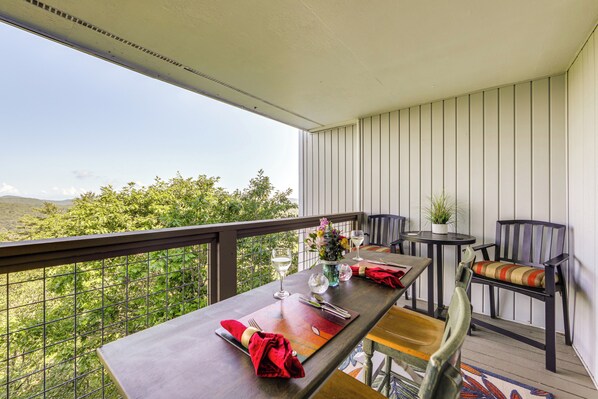 Highlands Vacation Rental | 2BR | 2BA | 2 Floors | Stairs Required | 1,664 Sq Ft