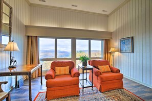 Living Room | Panoramic Views