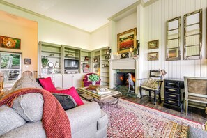 Living Room | Main Level | Free WiFi (200 Mbps)