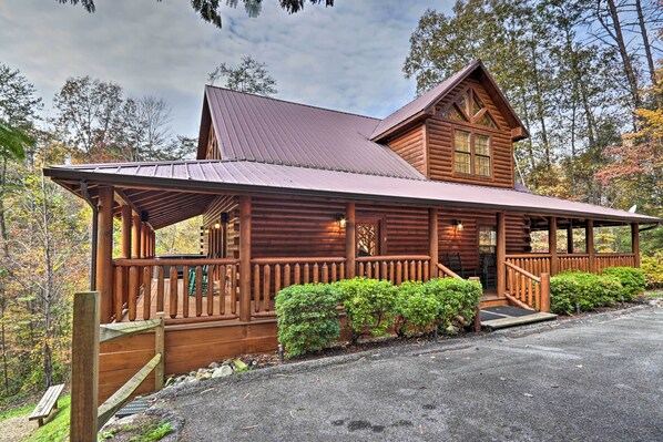 Sevierville Vacation Rental | 3BR | 3BA | 2 Steps Required for Entry