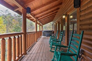 Deck | 2,050 Sq Ft | 1 External Security Device