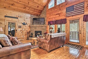Living Room | Free WiFi | Deck Access | Smart TV w/ Cable