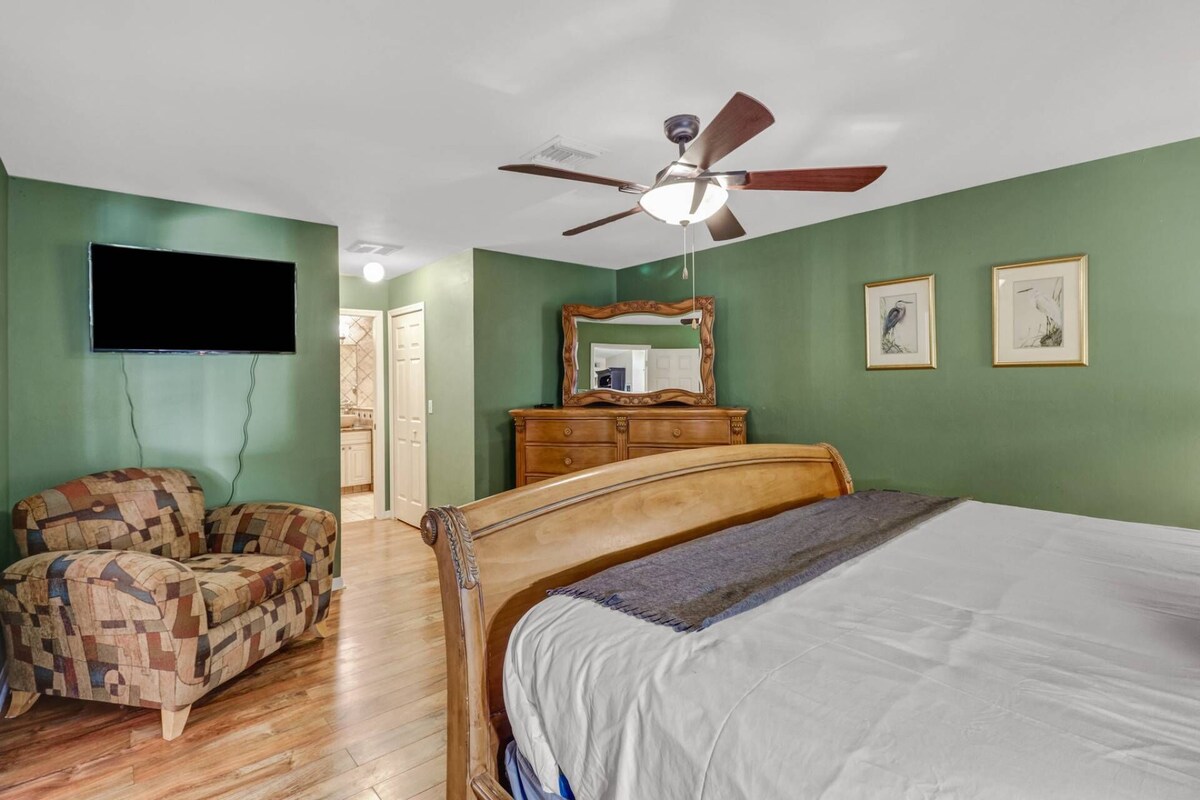 Escape the Winter! Close To Beaches, Secluded Retreat! Heated Pool, Spa & Outdoor Fireplace!