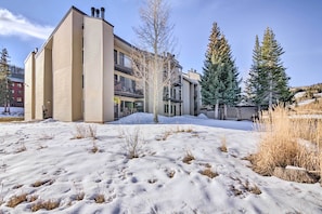 Condo Exterior | 1st-Floor Unit | 0.3 Miles to Slopes