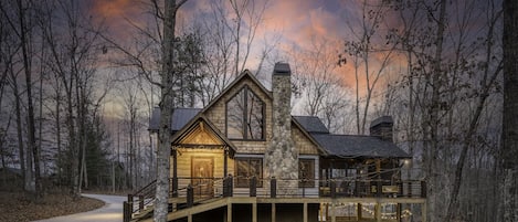 Welcome to Wolf Cabin, Your Luxury Retreat. Step into serenity at this cozy cabin in the woods, with mountain and sunset views.
