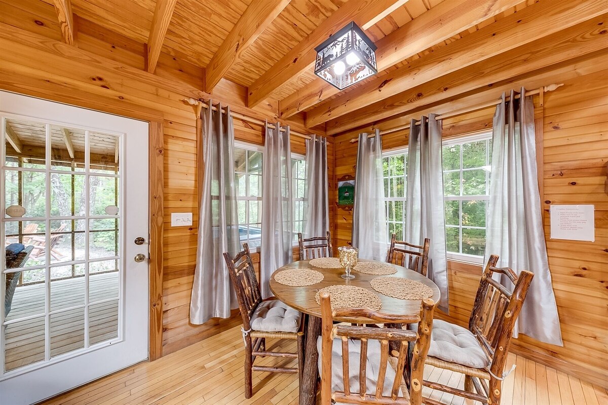 Bear’s Den – Newly Renovated Cozy rustic cabin, near Unicoi State Park