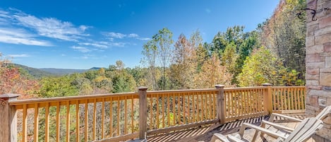 Main Level Deck Patio Table with mountain views