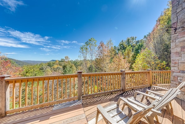 Main Level Deck Patio Table with mountain views