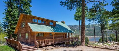 Amazing Log Home with Lake and Mountain Views