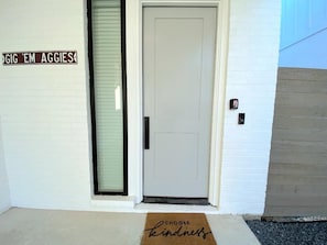 Front entrance with easy access to lockbox