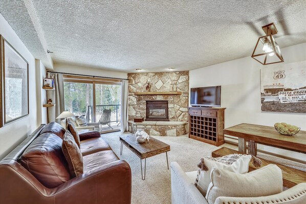 Living Room, Atrium 003, Breckenridge Vacation Rental