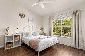 Double Master Bedrooms upstairs with TVs in each room and Comfy Hybrid Memory Foam/Spring Mattresses. Clean and spacious with blackout curtains. 