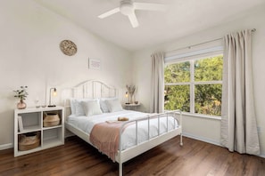 Double Master Bedrooms upstairs with TVs in each room and Comfy Hybrid Memory Foam/Spring Mattresses. Clean and spacious with blackout curtains.