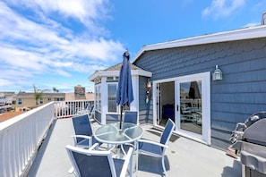 Welcome to the best deck on the peninsula! Patio doors from the upper level living room open up to views of the Pacific as well as fresh ocean breezes.