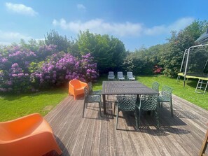 Jardin avec terasse, bains de Soleil, Barbecue Weber 50 cm