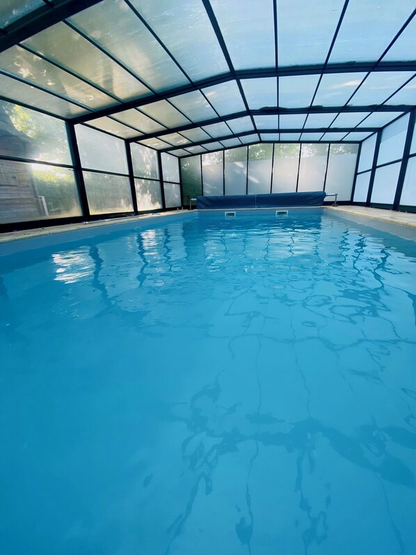 Piscine partagée avec 1 autre gîte mais horaires privatifs pour chaque gîte.
