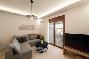 Zen Chic Apartment, Near the beach-LivingRoom