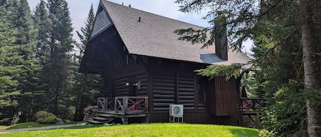 Chalet Louie Front view with Air conditioning