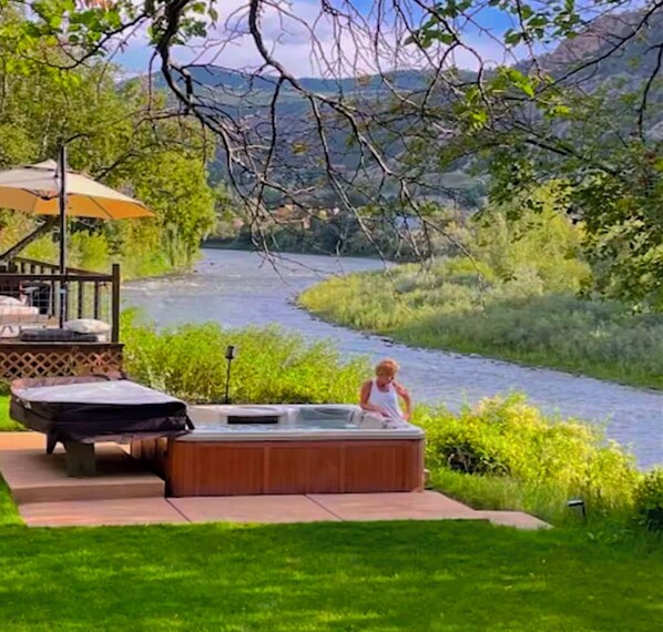 Best hot tub view in the valley!