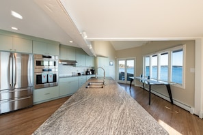 kitchen Island has 5 bar stools