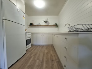 Fully equipped kitchen with gas oven/grill & stovetop