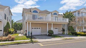 Beautiful 5 Bedroom and 3 bath 1 block from the beach