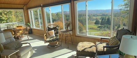 Sunroom w/vaulted ceilings, mtn views, card table