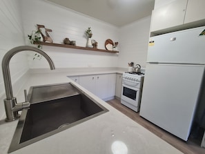 Fully equipped kitchen with gas oven/grill & stovetop