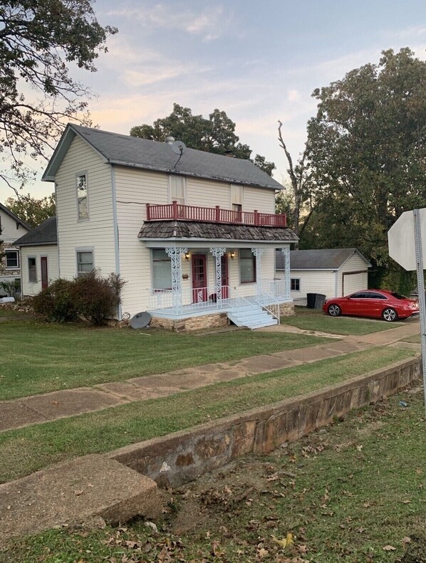 House is located close to McDonalds in a convenient location in Thayer, Mo.