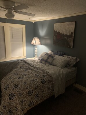Main Floor Bedroom.. Queen Bed