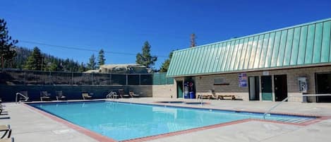 Communal swimming pool and hottub 