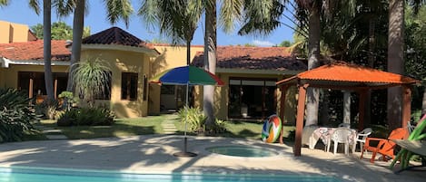 Villa Mia, area de piscina y vista interior de la casa