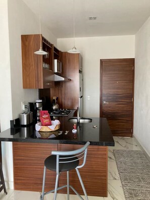 A perfect size and complete kitchen 