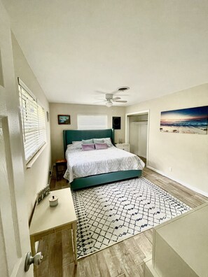 Master Bedroom - KING SIZE BED