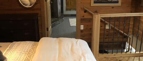 Cozy loft bedroom w/ king bed / fireplace heater