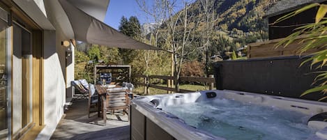 Extra large jacuzzi with a panoramic view of the mountain range