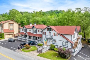 Front view of Alpine River Suites
