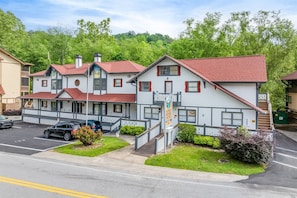 Front view of Alpine River Suites with ramp to porch