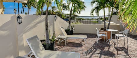 Breathe the fresh air from the outside of the apartment - Sit back and relax and feel the beach vibe - Palm trees and tropical plants enhance the vacation feel - Stunning surroundings