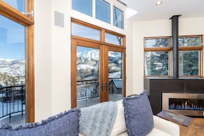 2.01-slopeside-villa-mountain-village-living-room2