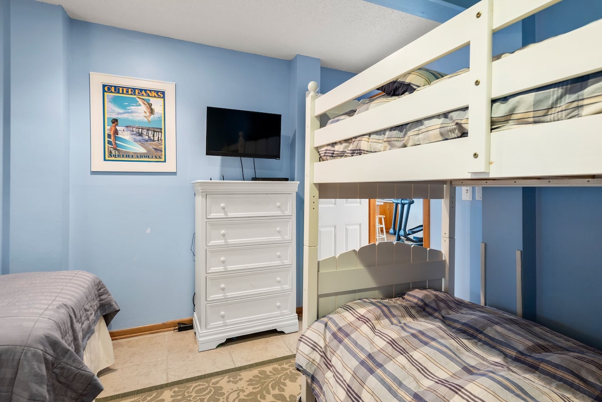 Toes On The Nose: Oceanside Home w/ Private Pool, Hot Tub & Rec Room