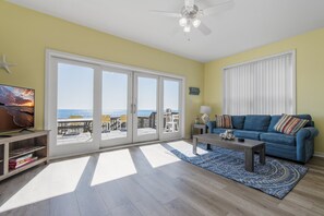 Large oen living area with Gulf views - Wall of sliders out to the Gulf view