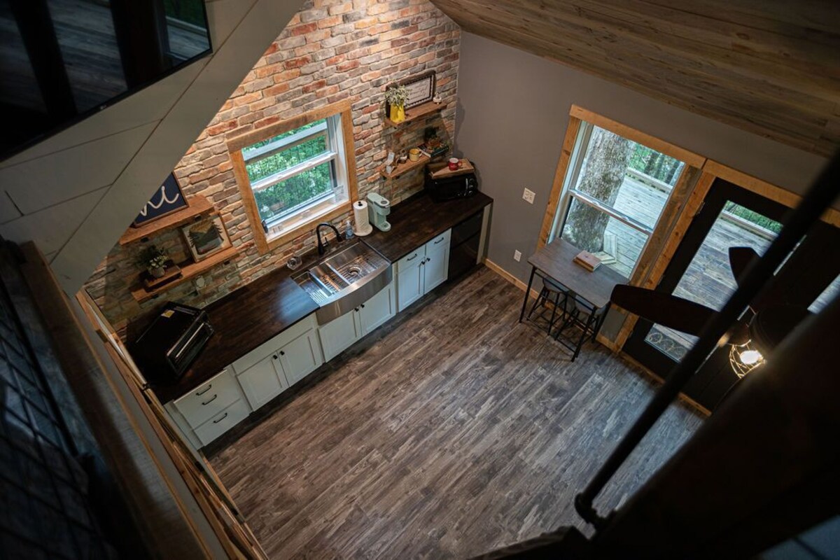Secret Stash: Secluded Treehouse Overlooking Creek