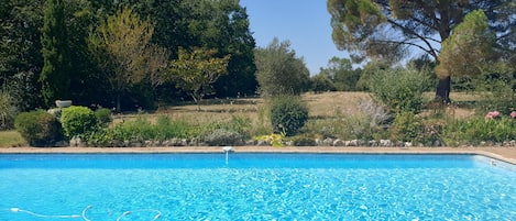 piscine non chauffée 6x12 à 200m du gîte